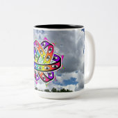 Ezekiel's Wheel UFO on a Cloudy Day Tweekleurige Koffiemok (Voorkant rechts)