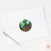Ezels die langs stenen muur lopen ronde sticker (Envelop)