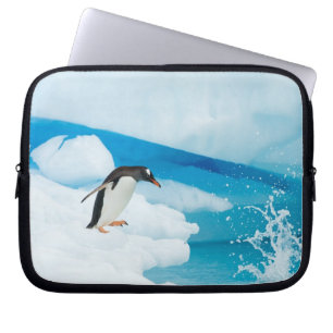 Ezelspinguïn, Pygoscelis Papua, springt eraf Laptop Sleeve