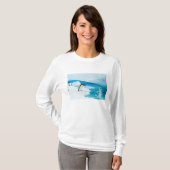 Ezelspinguïn, Pygoscelis Papua, springt eraf T-shirt (Voorkant volledig)