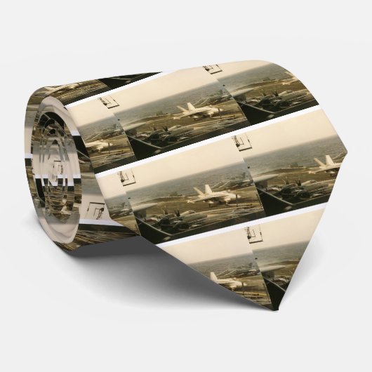 F18 Hornet landend op de USS MIDWAY Stropdas (Opgerold)