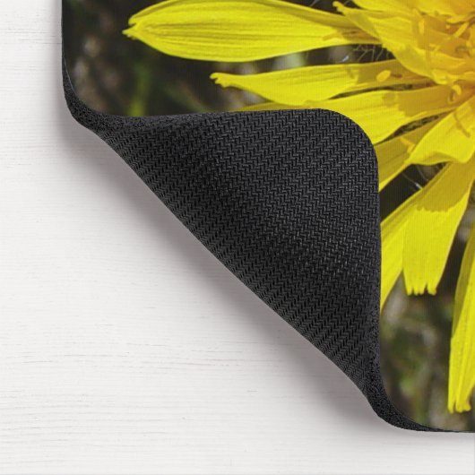 F21 Gele wilde bloem met een pijlstoot Muismat (Hoek)