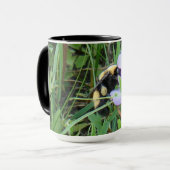 F2 Bij op paarse wilde bloemen Mok (Voorkant links)