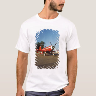 F2G-1D Super Corsair-vliegtuig op een luchtshow in T-shirt