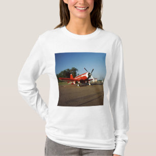 F2G-1D Super Corsair-vliegtuig op een luchtshow in T-shirt
