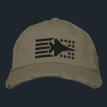 F-15 Fighter Jet Stars en Stripes Pet<br><div class="desc">Ons land is het beste en je kunt je patriottisme shows met dit geborduurde grijze honkbal pet met een zwart F-15 Strike Eagle gevechtsvliegtuig geflankeerd door strepen en sterren, en geïnspireerd door de vlag van de Verenigde Staten van Amerika. 'Amerika! Dit honkbal pet heeft geen minimale bestelling en is op...</div>