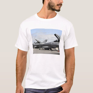 F-16 De strijd tegen valken wacht op de lancering T-shirt