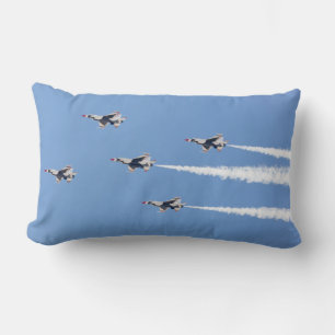 F-16 Thunderbirds vliegen in de vijfkaartformatie Kussen