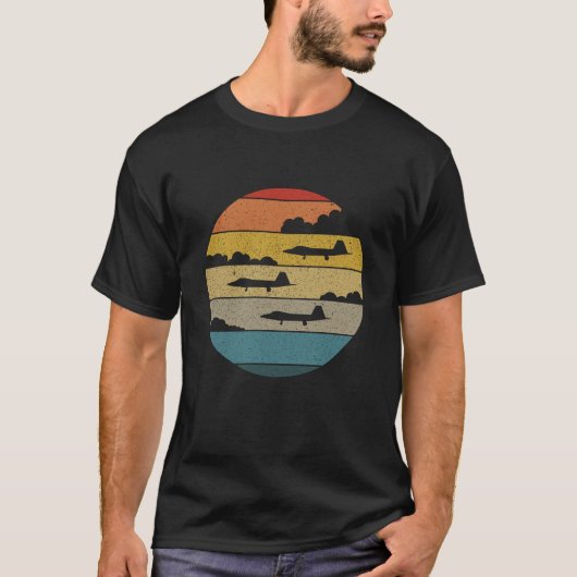 F-22 Raptor Silhouette Retro Zonsondergang in Wolk T-shirt (Voorkant)