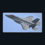 F-35A LICHTING II BUREAUMAT<br><div class="desc">De F-35A Lightning II is een stealth-vliegtuig tegen alle weersomstandigheden, ontworpen voor de Amerikaanse luchtmacht. De USAF F-35A-jachtvliegtuig is een conventionele start- en landingsvariant (CTOL) die 9 g bochten en supersonisch vliegt (MACH 1.6)! De visuele informatie binnen dit product is verstrekt door Wings In Motion Productions Inc. en/of het Amerikaanse...</div>