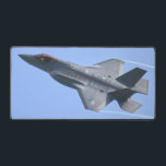 F-35A LICHTING II BUREAUMAT<br><div class="desc">De F-35A Lightning II is een stealth-vliegtuig tegen alle weersomstandigheden, ontworpen voor de Amerikaanse luchtmacht. De USAF F-35A-jachtvliegtuig is een conventionele start- en landingsvariant (CTOL) die 9 g bochten en supersonisch vliegt (MACH 1.6)! De visuele informatie binnen dit product is verstrekt door Wings In Motion Productions Inc. en/of het Amerikaanse...</div>