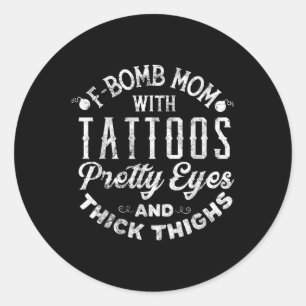 F-bom mam met Tattoos  ogen en dik ding Ronde Sticker