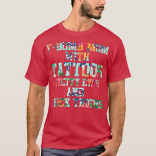 F-bom mam met Tattoos  ogen en dik ding T-shirt