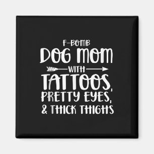 F-Bomb Hond Mama Met Tattoos Ogen En Dik Magneet