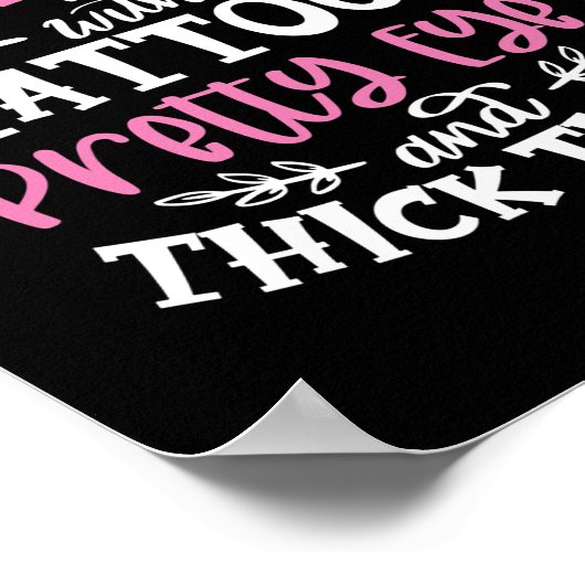 F Bombmama met tattoos  ogen en dik Poster (Hoek)