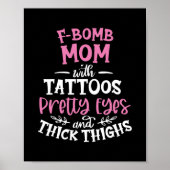 F Bombmama met tattoos  ogen en dik Poster (Voorkant)