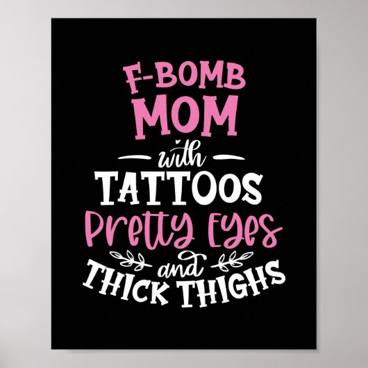 F Bombmama met tattoos  ogen en dik Poster (Voorkant)
