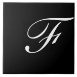 F Monogram Initiaal Wit op Zwart Tegeltje<br><div class="desc">Klassieke Witte Letter Monogram op Zwarte Achtergrond,  F.</div>