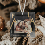 Fa La La La Bold Letters Minimalist Modern Photo G Glas Ornament<br><div class="desc">FA LA oh wat een prachtige tijd van het jaar! Modern fa la la vakantion ornamnet. Eenvoudig, minimaal modern design met een foto die moedig in het midden wordt weergegeven, met eenvoudige, vette, vette gouden Fa La-letters die de foto maken. Personaliseer uw gezin met de handtekening en het jaar. Design...</div>