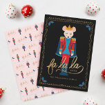 Fa La La La kerstNutkraker Mouse King Familie Feestdagenkaart<br><div class="desc">Stuur deze prachtige, grillige en magische kerstkaart naar je vrienden en familie deze vakantietijd. We hebben met de hand alle illustraties en typografie geschilderd die je ziet op deze vakantiekaart. Ons ontwerp is voorzien van onze prachtige muskietenmuis met een rood en blauw gouden accentpak, samen met een blauw marinekleurig pet....</div>