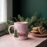 Fa La Merry Pink Christmas Santa Seligh Reindeer Mok<br><div class="desc">Omarm de vakantiegeest met elke slok van onze magische retro roze kerstmis mok. Of u nu uw dag begint met een geruststellende koffie of eindigt met een heerlijke warme chocolademelk, deze charmante mok zal zeker een vleugje feestelijke magie aan uw routine toevoegen. Deze betoverende mok toont een prachtig vervaardigde waterverf...</div>