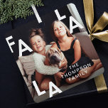FA LA Modern Minimal Typografie Metalen Ornament<br><div class="desc">FA LA oh wat een prachtige tijd van het jaar! Voeg wat vakantiewaanzin toe aan je boom met onze moderne fa la foto-versiering. Eenvoudig minimaal modern design met een volledige foto, moedig weergegeven met een simpele, vette Fa La La letter boven de foto. De achterzijde heeft een eenvoudig, vet zwart...</div>