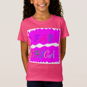 Fab Chica logo op een  levendige roze modieuze T-shirt