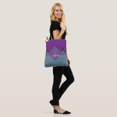 Fabergè-achtige Paars-blauwe gradiënt Monogram Tote Bag (Op model)