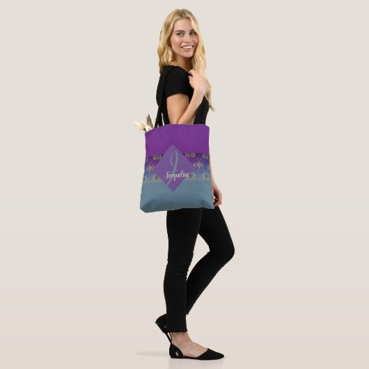 Fabergè-achtige Paars-blauwe gradiënt Monogram Tote Bag (Op model)