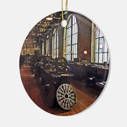 Fabrieksmatige machine keramisch ornament (Links)