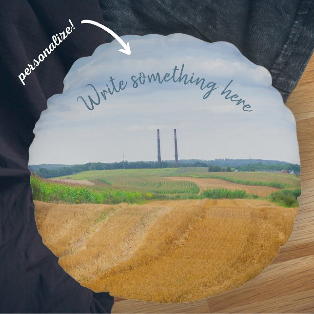 Fabrieksmatige schoorstenen met geel veld veld rond kussen (Creator heeft geüpload)