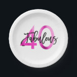 Fabulous 40th | Modern Elegant Chic Pink Birthday Papieren Bordje<br><div class="desc">Viel je geweldige chic 40th Birthday feest met deze moderne,  elegante cocktailparty borden met penseelhandschrift en heet roze / zwart design. Deel van het "Fabulous 40th" collectie.</div>