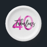 Fabulous 40th | Modern Elegant Chic Pink Birthday Papieren Bordje<br><div class="desc">Viel je geweldige chic 40th Birthday feest met deze moderne,  elegante cocktailparty borden met penseelhandschrift en heet roze / zwart design. Deel van het "Fabulous 40th" collectie.</div>