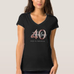 Fabulous 40th | Modern Elegant Roos Gold Birthday T-shirt<br><div class="desc">Viel je geweldige 40e verjaardag feest met dit moderne,  elegante T-shirt met penseelhandschrift en roos goud/zwart design. Deel van het "Fabulous 40th" collectie.  bericht onder het ontwerp.</div>