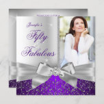 Fabulous 50 Foto Silver Paars Bow 50th Birthday Kaart<br><div class="desc">Fabulous 50, Foto, Zilver en paarse boeg met zilverdamper. Elegant modern en stijlvol 50th Birthday Party Invitations. Al Occasion nodigt uit voeg de uitnodiging van de Foto toe. Alle Occasies verjaardagsuitnodiging. Pas je aan met je eigen details en leeftijd. Sjabloon voor Sweet 16, 16th, Quinceanera 15th, 18th, 20th, 21th, 30th,...</div>