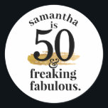 Fabulous 50th Birthday Black Gold Favor Ronde Sticker<br><div class="desc">Om het even welke verjaardag kan FREAKING geweldig met onze gepersonaliseerde zwarte en gouden 50 en Fabulous sticker zijn die groot als een envelopzegel werkt,  een gunstiger etiket,  of stickers voor gasten om op het feest te draag. Leeftijdsnummer kan worden gewijzigd - omdat je altijd geweldig kunt zijn!</div>