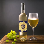 Fabulous 50th Birthday Blue and Yellow Floral Wijn Etiket<br><div class="desc">Wordt het rode wijn of witte wijn? Voeg plezier toe aan een geweldige 50e verjaardagsmijlpaal met deze zelfklevende etiketten van wijnflessen die voorzien zijn van een foto-afbeelding van de gele Dahlia-bloem op een blauwe achtergrond. U kunt de leeftijd op het etiket desgewenst bewerken. Zoek naar andere overeenkomende objecten in de...</div>