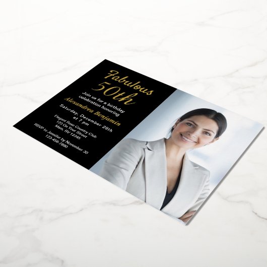 Fabulous 50th Birthday Photo Black Gold Folie Uitnodiging (Gedraaid)