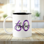 Fabulous 60th | Modern Elegant Paarse Birthday Tweekleurige Koffiemok<br><div class="desc">Vier uw fantastische chique 60e verjaardag met deze moderne,  elegante mok met penseelhandbelettering en paarse / zwarte vormgeving. De kleur van het interieur kan hieronder worden gewijzigd. Een deel van het "Fabulous 60th" collectie.</div>