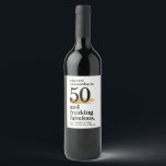 Fabulous Birthday Custom Age Funny Wijn Etiket<br><div class="desc">Cheers! Het verjaardagsmeisje of de jongen is 50 jaar en FREAKING is geweldig (meer geweldig dan de wijn van binnenuit) - grappige etiketten van verjaardagsfeestwijn om een mijlpaal te vieren op elke leeftijd wanneer je je personaliseert met je partijgegevens. De zwarte en gouden trendy gewaagde doopvontstijl heeft minimalistische flakkering en...</div>