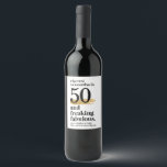Fabulous Birthday Custom Age Funny Wijn Etiket<br><div class="desc">Cheers! Het verjaardagsmeisje of de jongen is 50 jaar en FREAKING is geweldig (meer geweldig dan de wijn van binnenuit) - grappige etiketten van verjaardagsfeestwijn om een mijlpaal te vieren op elke leeftijd wanneer je je personaliseert met je partijgegevens. De zwarte en gouden trendy gewaagde doopvontstijl heeft minimalistische flakkering en...</div>