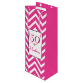 Fabulous en 50 50th Birthday White Pink Chevrons Wijn Cadeautas (Achterkant Gekanteld)