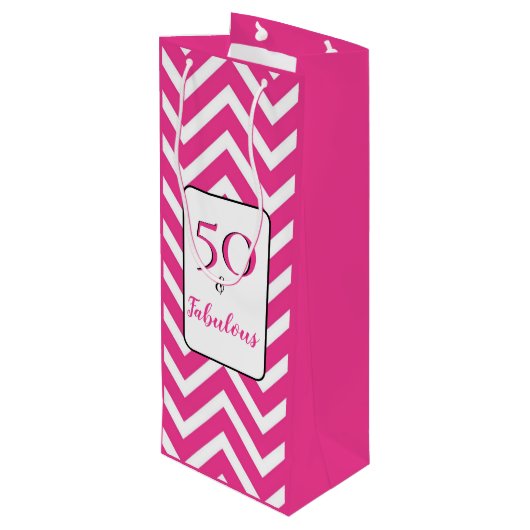 Fabulous en 50 50th Birthday White Pink Chevrons Wijn Cadeautas (Achterkant Gekanteld)