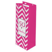 Fabulous en 50 50th Birthday White Pink Chevrons Wijn Cadeautas (Voorkant Gekanteld)