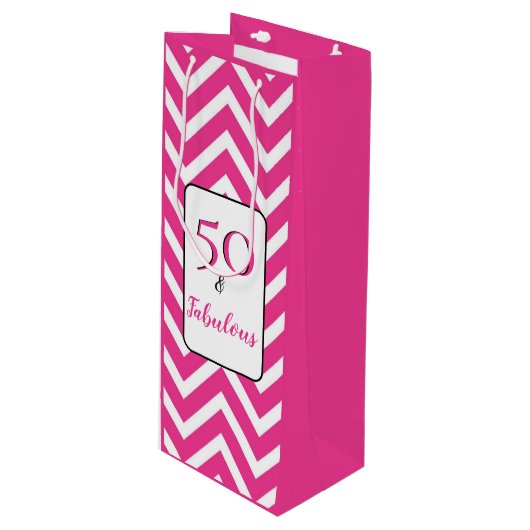 Fabulous en 50 50th Birthday White Pink Chevrons Wijn Cadeautas (Voorkant Gekanteld)