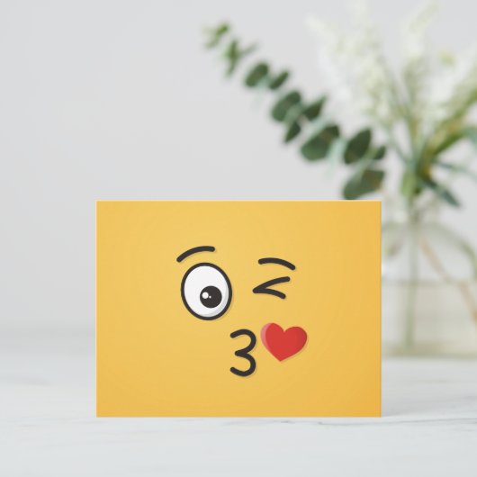 Face Throting a Kiss Briefkaart (Staand voorkant)