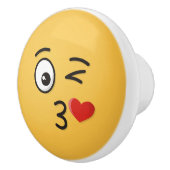 Face Throting a Kiss Keramische Knop (Rechts)