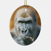 Face-to-face met een gorilla keramisch ornament (Rechts)