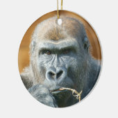 Face-to-face met een gorilla keramisch ornament (Links)
