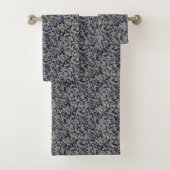 faded green and violet camo abstract bad handdoek (Insitu)